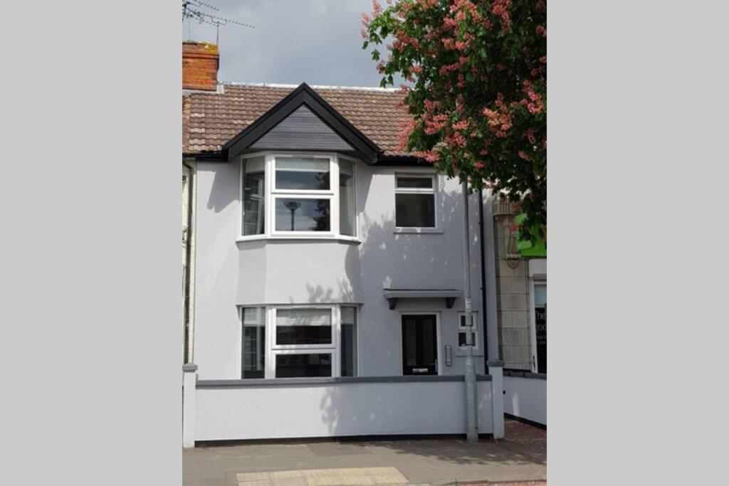 شقة 2Nd Floor Comfy Swindon Centre - Loft Studio المظهر الخارجي الصورة