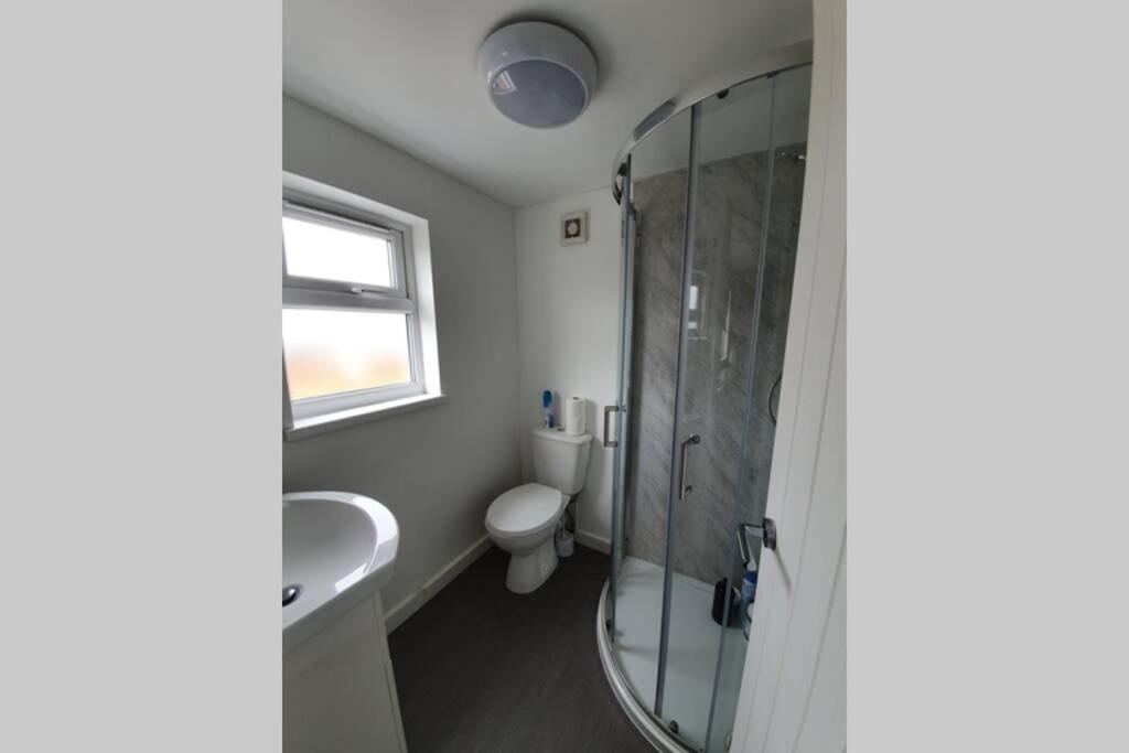 شقة 2Nd Floor Comfy Swindon Centre - Loft Studio المظهر الخارجي الصورة