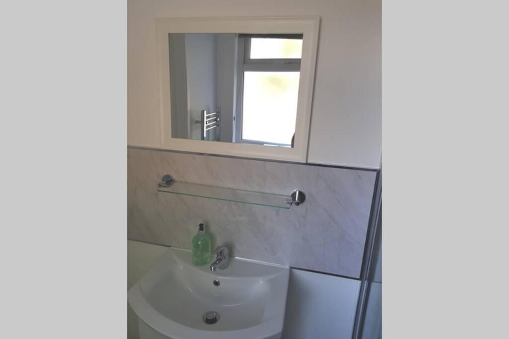 شقة 2Nd Floor Comfy Swindon Centre - Loft Studio المظهر الخارجي الصورة