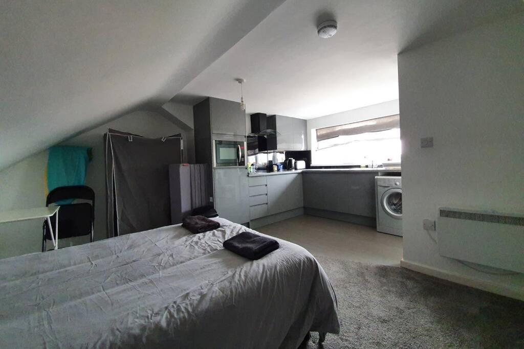 شقة 2Nd Floor Comfy Swindon Centre - Loft Studio المظهر الخارجي الصورة